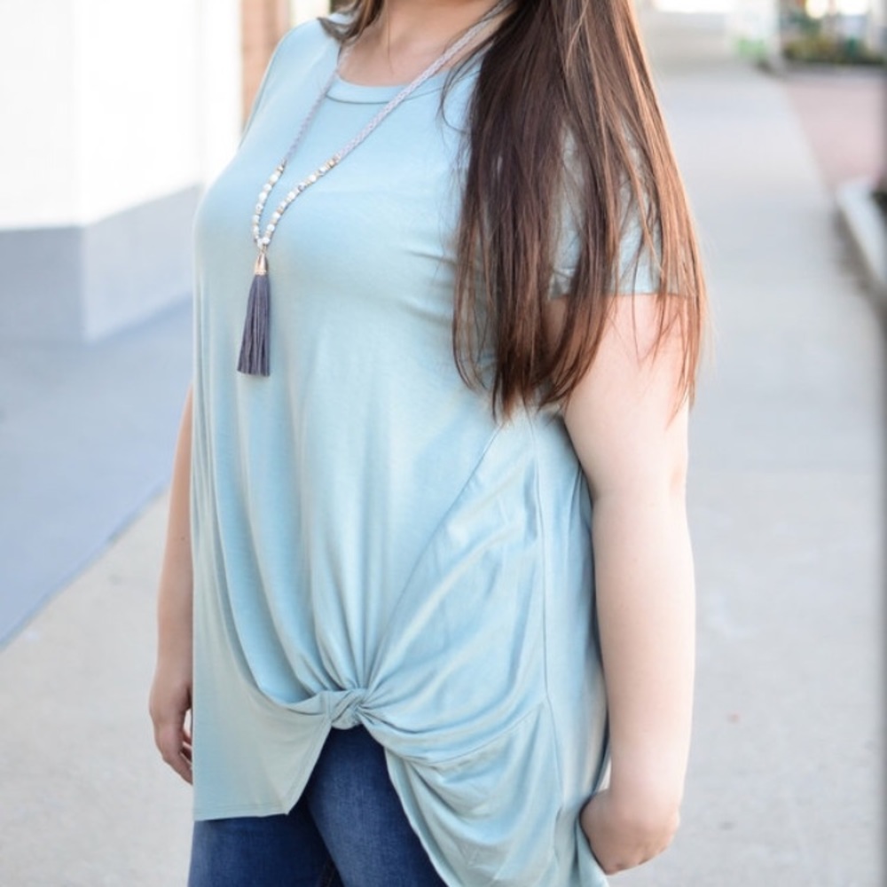 Short sleeve knotted top